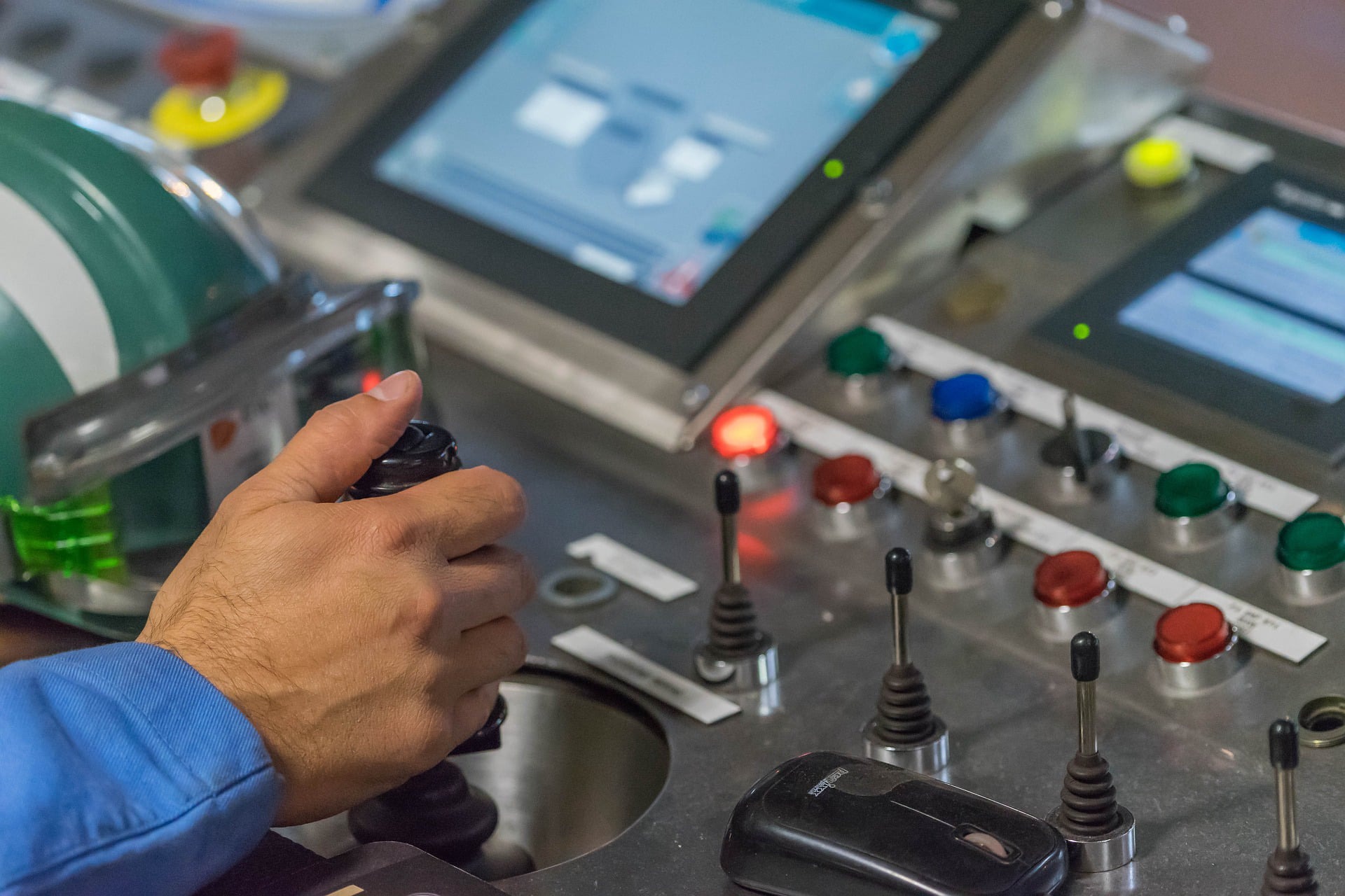 egnx man standing performing tests ensuring quality for robotic systems and automations system after retrofitting a production line